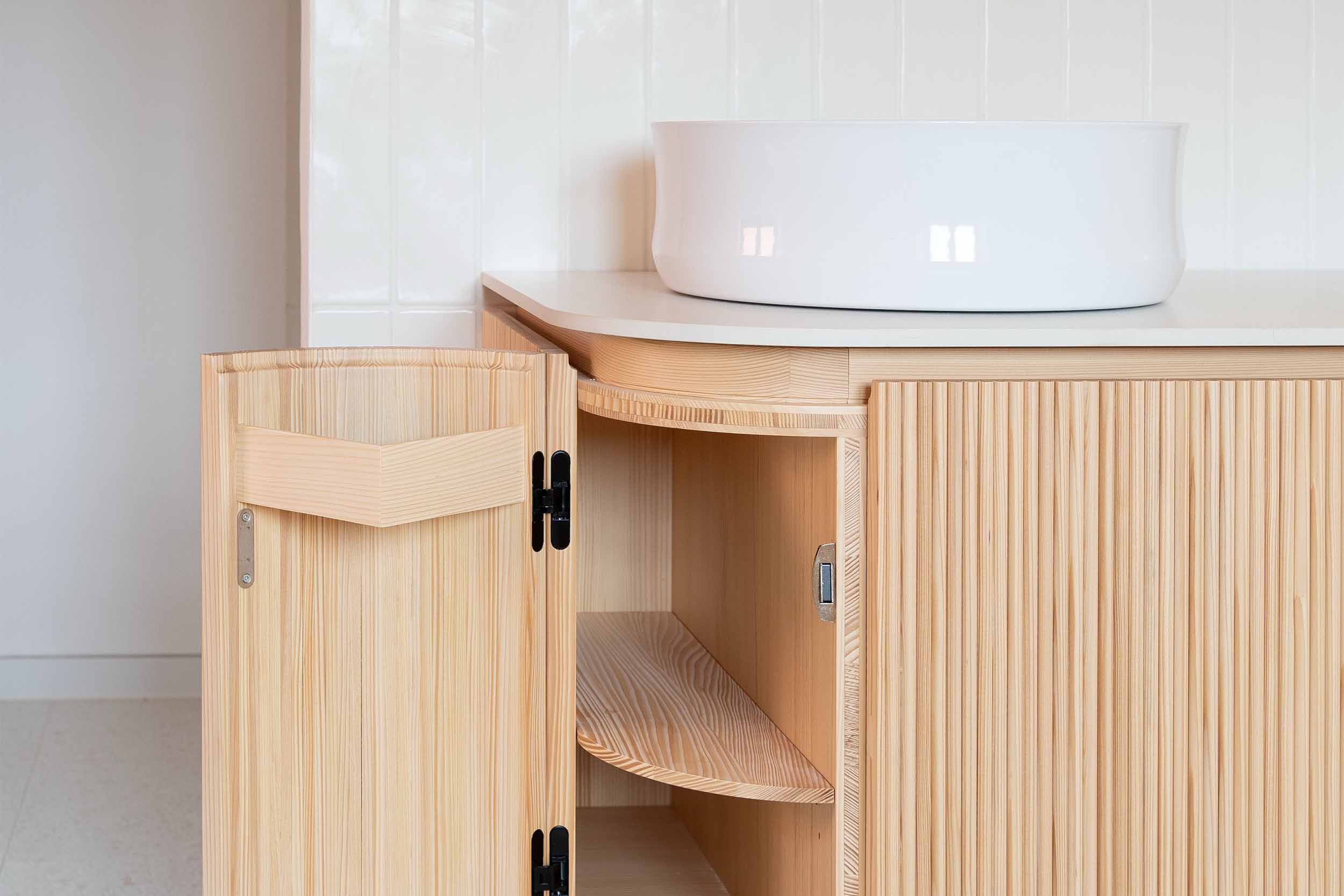 IIP_Kromer_Subtle-clarity_1 Profilierte Badmöbelfronten aus Weißtanne in Halbrundleisten-Optik, modern interpretiert